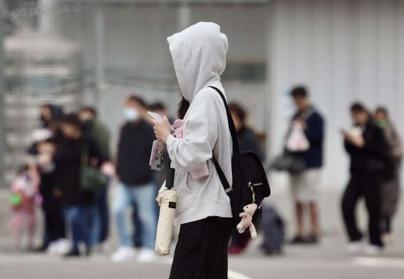 中央氣象署表示，東北季風增強， 北部10日濕涼。圖為台北市中山區街頭民眾。中央社資料照片。