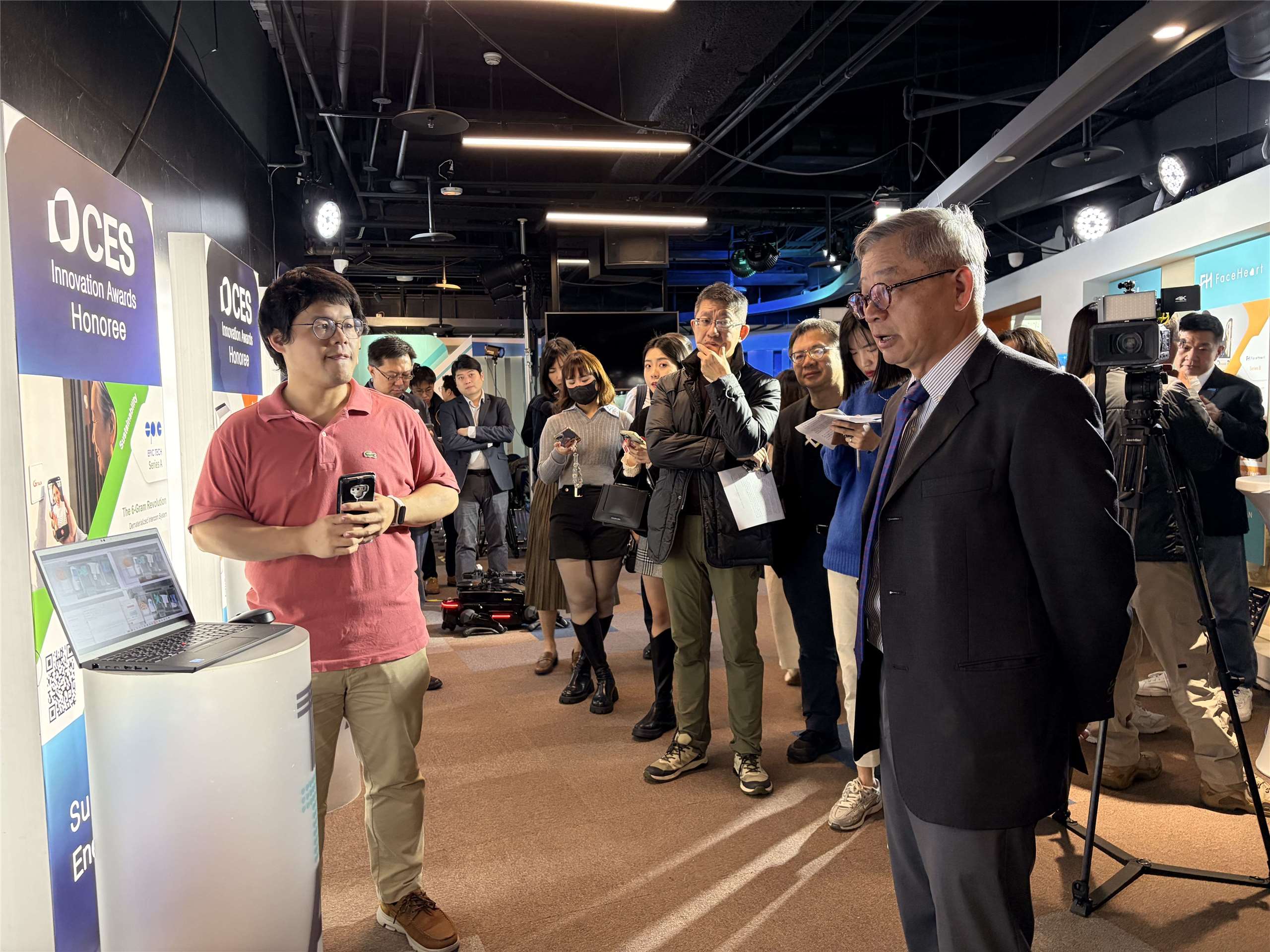 國科會31日舉行CES 2026展前記者會，將攜手57家新創業者與83家供應鏈夥伴參展，國科會主委吳誠文(右)表示，本屆CES TTA館以「Daily TAIWAN」為主題，展出食、醫、住、行等四大領域，展現台灣AI量能。(蔡芃敏 攝)