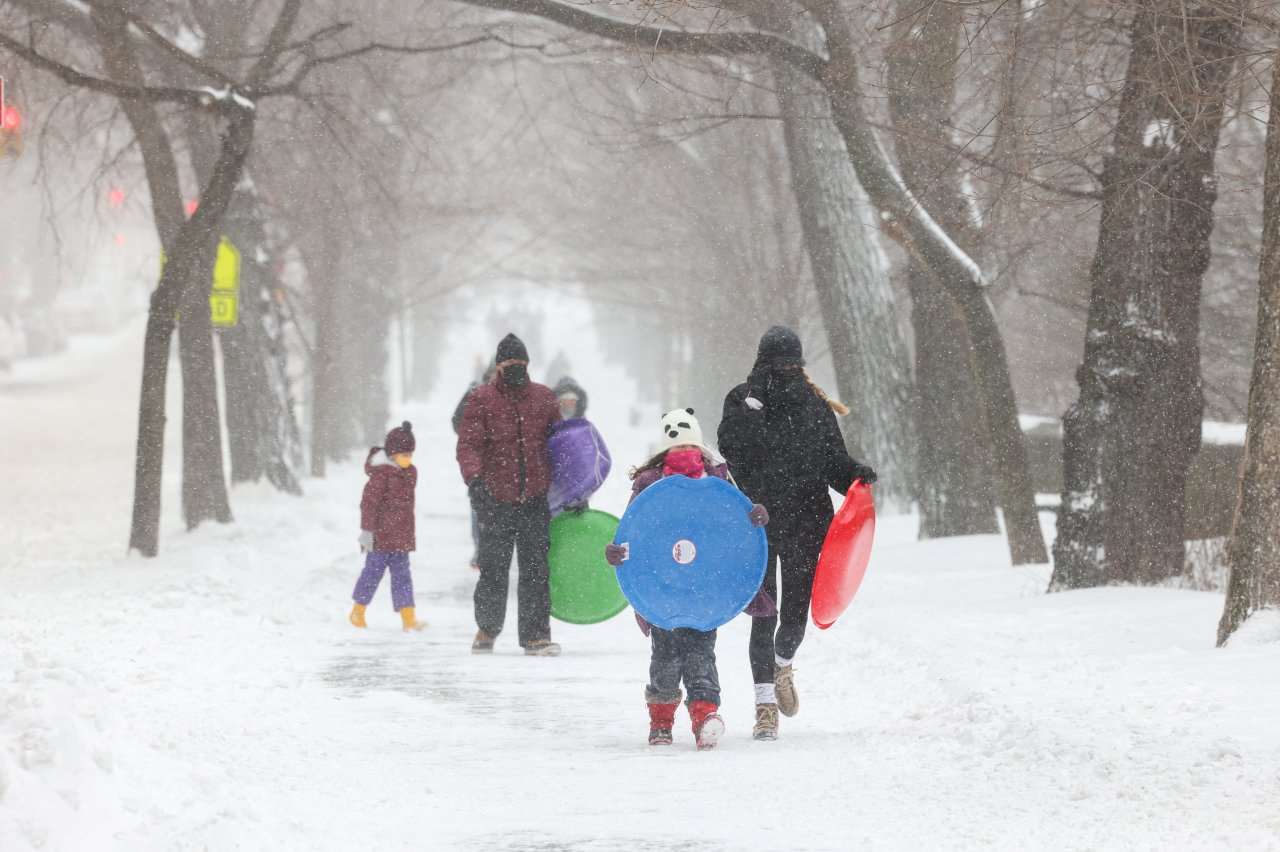 美國東部遭暴風雪襲擊，引發交通混亂。圖為紐約市民趁暴風雪暫歇帶著雪橇到戶外玩雪。(檔案照)