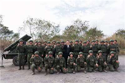 台灣對美國軍購的Altius-600M攻擊型無人機18日首度進行實彈射擊，國防部長顧立雄到場視導操演實況，期勉官兵持續落實戰備整備，展現捍衛家園的決心。 (圖：國防部)