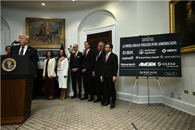 美國總統川普(Donald Trump)與9家大型製藥公司19日宣布達成協議，調降藥品價格。
