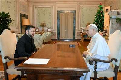 教宗良十四世9日在和烏克蘭總統澤倫斯基會談。(圖:烏克蘭總統府)