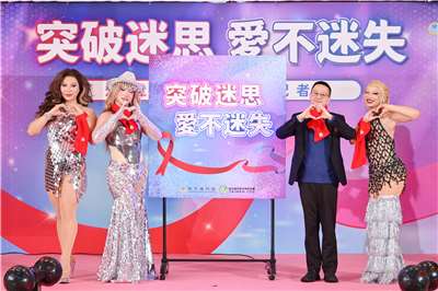 疾管署長羅一鈞(右2)與變裝皇后薔薇、漢娜及貝果一同宣傳愛滋防治。(疾管署提供)