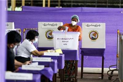 圖為緬甸選民於2020年11月8日在仰光的一處投票站投票。(檔案照)