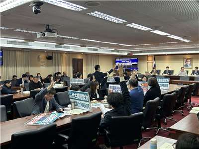 立法院程序委員會今天(30日)開會，經表決，綠營人數不敵藍白席次，通過國民黨團提案，下次院會議程尚未確定，將於1月2日院會處理。(趙婉淳 攝)