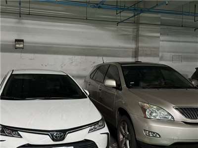 交通部近日預告修正道路交通安全規則，明定新車領牌與後續定期驗車時，前擋風玻璃隔熱紙可見光透過率應為70%以上、前側窗透光率40%以上，估明年首季上路。資料照。(圖：中央社)