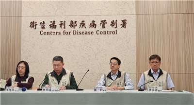 疾管署長羅一鈞(右2)23日宣布明年3項公費疫苗新政策。(劉品希 攝)