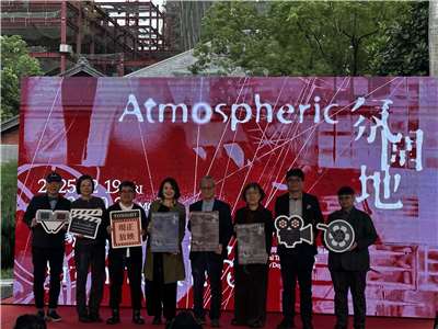 文化部長李遠(右四)出席氛圍地-影像建築開幕展，並期待台灣自己的建築文化中心可以盡快成立。(楊雨青 攝)