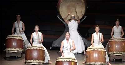 台灣表演藝術團體「優人神鼓」13日在巴黎首次演出「入夜山嵐」，獲得法國觀眾熱烈掌聲及好評。