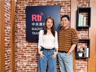 主持人內克與來賓柔米（左）