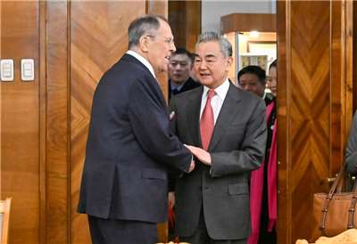 中國外長王毅(右)訪問莫斯科，並與俄羅斯外長拉夫羅夫(Sergei Lavrov，左)會面。(翻攝中國外交部官網)