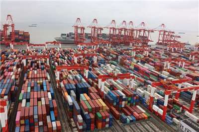 日媒報導指出，被排除在美國市場之外的低價中國產品正大舉進入歐洲與東南亞。圖為上海洋山港自動化碼頭中的眾多進出口貨櫃。