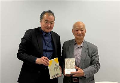 台灣作家吳晟（右）與日本詩人城戶朱理（左）一起替吳晟的日文版書籍舉行發表。(吳音寧提供)