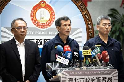 台北市警察局局長李西河（中）22日說明「1219北市隨機襲擊事件」偵辦進度，並表示對於外界的批評與指教都虛心接受，會省思與策進，也希望民眾對於警方的努力可以有更多的鼓勵。(楊仁翔 攝)