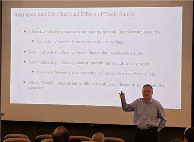 中研院經濟所10日召開「2025總體經濟計量模型研討會」，院士謝長泰以「扭曲經濟中的貿易衝擊」(Trade Shocks in Distorted Economies)為題發表演說。(蔡芃敏 攝)