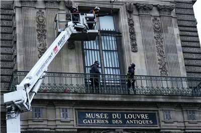 工人在法國羅浮宮阿波羅長廊的窗戶上安裝鐵窗。