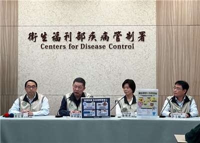 疾管署副署長林明誠(左二)說明台灣最新流感和新冠疫情狀況，並呼籲國人做好個人防護措施。(楊雨青攝) 