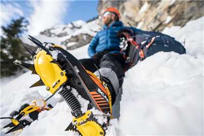 防滑釘爪鞋套上有尖銳金屬，屬於危安物品須放置於托運行李內不可手提上機。(示意圖/Unsplash)