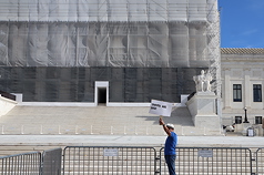 圖為美國民眾在最高法院外舉牌抗議關稅政策。(檔案照)