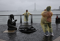 迎風面降雨增 中部以北高山有降雪機會。