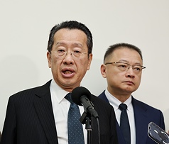 國防部長顧立雄（左）在立法院受訪