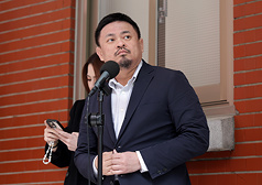 勞動部長洪申翰（前）