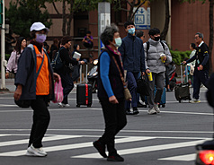 環境部2日表示，明天東北季風增強、挾境外污染物影響台灣，預估全台空氣品質為普通至橘色提醒等級；5日上午起可望改善至普通等級。 (圖：中央社)
