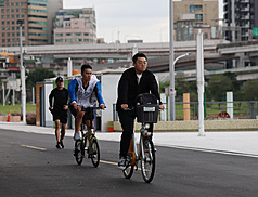 1日全台日夜溫差大，圖為台北市松山區成美左岸河濱公
園民眾騎自行車活動。(資料照片)