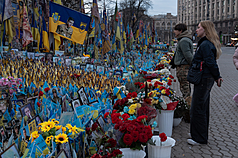 圖為基輔獨立廣場附近，有民眾悼念在俄烏戰事中，為烏克蘭犧牲的士兵。(圖：中央社)