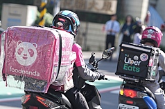 立法院3日排審外送員專法草案，其中外送員時薪報酬的關鍵條文，勞動部長洪申翰表達盼先保留，但承諾明天審查時會提出版本。 (圖：中央社)