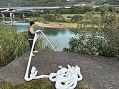 基隆河八堵抽水站附近河面日前出現油污，環保局獲報後隨即啟動緊急應變與稽查作業，並在河面上布設攔油索。（基隆市政府提供）