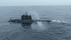 海鯤軍艦浮航測試期間，執行主機測試。（台船公司提供）。資料照片。
