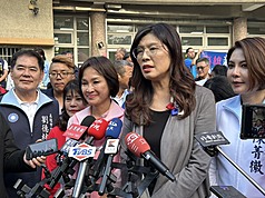 PD
鄭麗文當選國民黨主席後　首度同框柯志恩
國民黨主席鄭麗文（前右2）29日南下高雄參加黨慶
活動，與高雄市黨部主委、立委柯志恩（前右3）同
框受訪，回應媒體詢問兩岸、選舉等議題。
中央社記者林巧璉攝　114年11月29日
