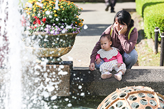 氣象署表示，今天(6日)東北季風減弱，白天氣溫回升，不過早晚仍較涼，早出晚歸適時調整衣物。媽媽帶著小朋友在士林官邸散步。