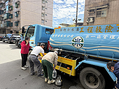 基隆市部分用戶近日自來水出現油味，經台灣自來水公司多次檢驗確認後已無異味。圖為台水公司第一區管理處調派水車至社區，提供市民取水。（台灣自來水公司提供）
