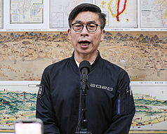 民進黨立法院黨團幹事長鍾佳濱1日在立法院接受媒體聯訪。
