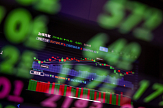 受到美股收黑影響，台股今天(15日)早盤下跌逾500點，失守28000點關卡。示意圖
