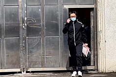 名嘴朱學恒強吻國民黨台北市議員鍾沛君，判刑11月定讞後，1月24日主動提前報到入獄服刑，因表現良好獲得縮刑1日出獄，朱學恒直到中午近11時30分才步出北監，身形較以往瘦。