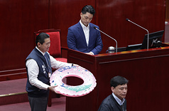 LG
洪健益送救生圈  盼蔣萬安遇問題直球對決
台北市議會1日下午進行市政總質詢及答覆，民進黨
台北市議員洪健益（前）表示，中國統戰無孔不入，
台北市長蔣萬安（後）受訪若談及政治問題時常選擇
沉默，現場致贈救生圈表示，「古有枯木救命、今有
泳圈救命」，要保蔣萬安的政治命，盼遇到深水區問
題能直球對決。
中央社記者裴禛攝　114年12月1日
