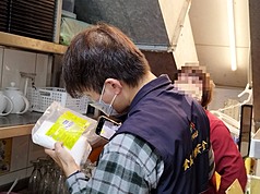 台中連鎖茶飲店春水堂店員誤拿含有清潔劑的茶水供民眾飲用，食品藥物安全處11月31日獲報後派員稽查，除勒令此店即日起停業，也將業者移送地檢署偵辦。（民眾提供）
