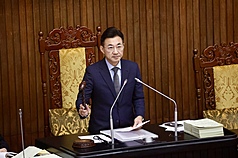 立法院2日三讀通過職業安全衛生法部分條文修正草案，將職場霸凌防治正式入法，圖為立法院副院長江啟臣敲槌通過法案。
