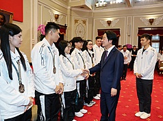 總統賴清德（前右）2日在總統府接見「2025年東京第25屆達福林匹克運動會」台灣代表團選手、教練及隊職員，運動部長李洋（後右）也陪同在側。
