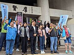 外送專法3日將於立法院逐條審查。台灣外送產業權益促進聯盟、全國外送產業工會等團體上午聚集在立
法院群賢樓前，盼盡速促成立法，希望有最基本的保障，包括薪資和工作權。民進黨立委鍾佳濱（前排左3）、林月琴（前排左2），民眾黨立委陳昭姿（前排左4）也出席聲援。
