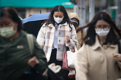 圖為外出民眾穿著保暖衣物抵擋寒風。資料照。