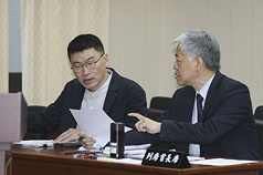 立院內政委員會3日召開國籍法修法公聽會，內政部次長吳堂安（右）、陸委會副主委梁文傑（左）列席，兩人在會中交換意見。 (圖：中央社)