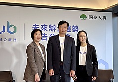 國泰人壽3日舉行「hub未來辦公趨勢報告發表會」，會中發布金融業首份未來辦公趨勢調查報告。國壽
2024年整合推出hub新型態辦公服務，國泰人壽副總經理郭文鎧（中）表示，規劃未來5年有逾20棟大樓
將導入新型態辦公服務。
