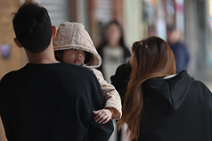 東北季風影響天氣稍涼 迎風面偶雨。