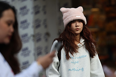 圖為街頭民眾戴毛帽禦寒。
