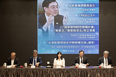 行政院發言人李慧芝(中)4日上午主持行政院會後記者會，並轉述行政院長卓榮泰於會中裁示內容。