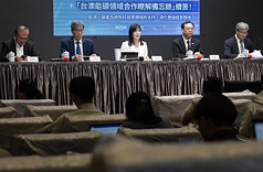 衛福部長石崇良(右2)出席行政院會後記者會。
